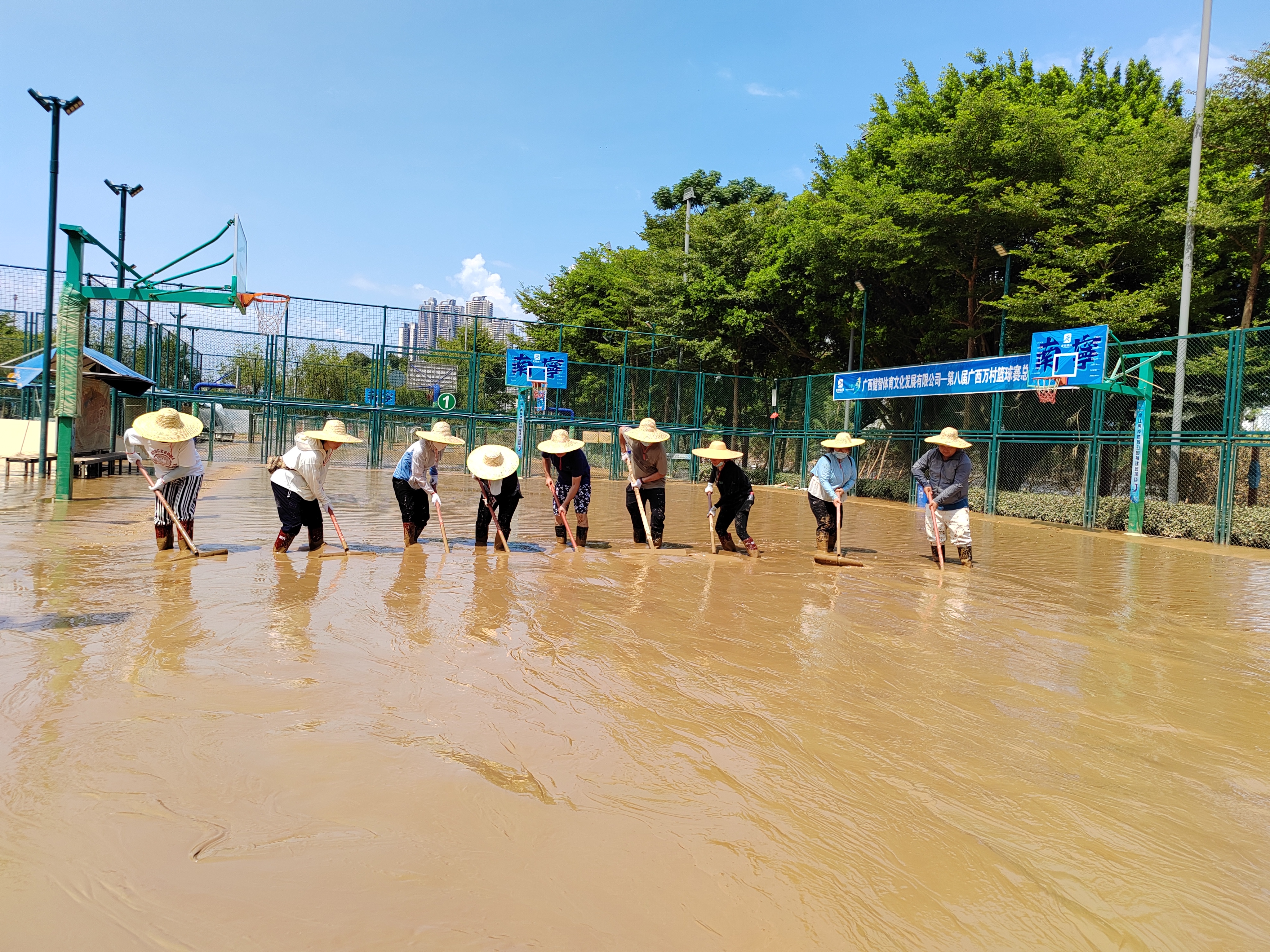 齊心協力 清淤復產—— 南寧交投集團下屬子公司繼續開展洪水退水后恢復生產經營準備工作